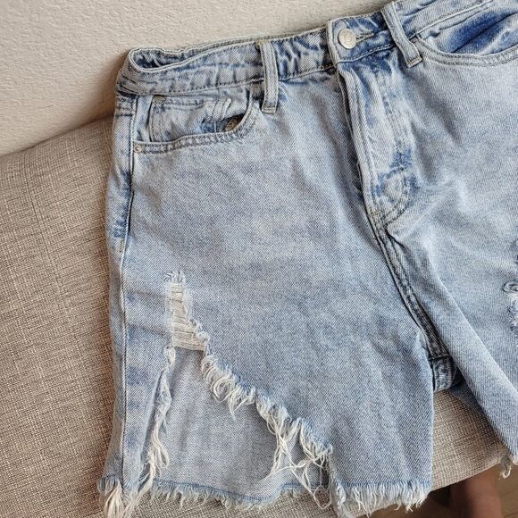 đ5/$25đSIMPLEâSOCIETYâDistressed CutâOffâShorts - Picture 3 of 9